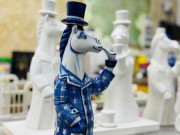 Гжельский завод представил новинку, графин «Конь в пальто» выйдет к Новому году