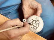 Помощники Деда Мороза: на Гжельском заводе художественной росписи показали процесс создания ёлочных игрушек Помощники Деда Мороза: на Гжельском заводе художественной росписи показали процесс создания ёлочных игрушек