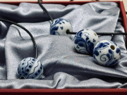 Украшения гжельских мастеров с удовольствием  носят  модницы Украшения гжельских мастеров с удовольствием  носят  модницы