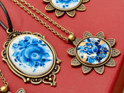 Украшения гжельских мастеров с удовольствием  носят  модницы