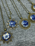 Украшения гжельских мастеров с удовольствием  носят  модницы