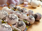 Помощники Деда Мороза: на Гжельском заводе художественной росписи показали процесс создания ёлочных игрушек Помощники Деда Мороза: на Гжельском заводе художественной росписи показали процесс создания ёлочных игрушек